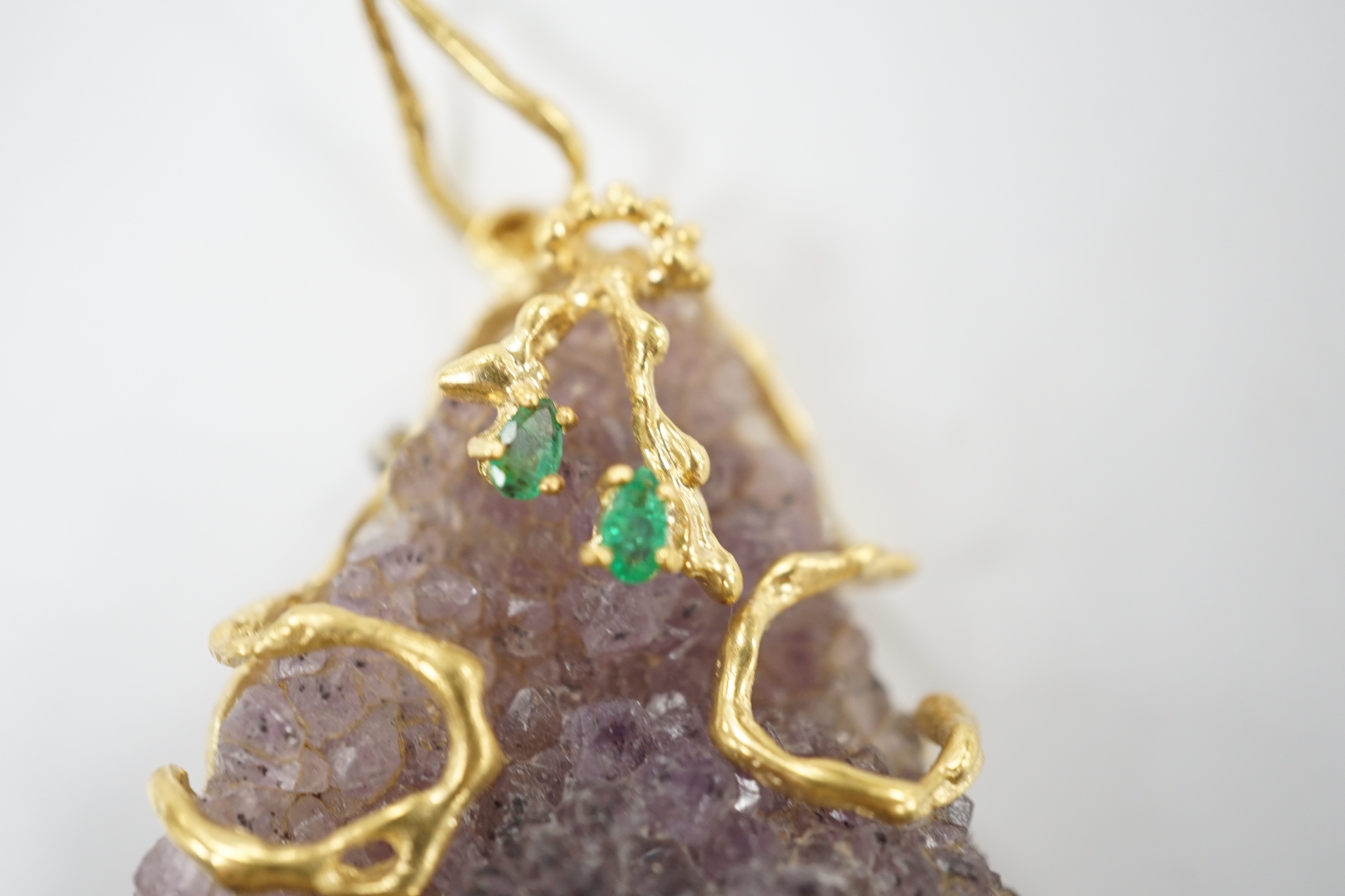 A 20th century Italian 750 yellow metal and two stone emerald mounted amethyst geode pendant brooch, overall 57mm.